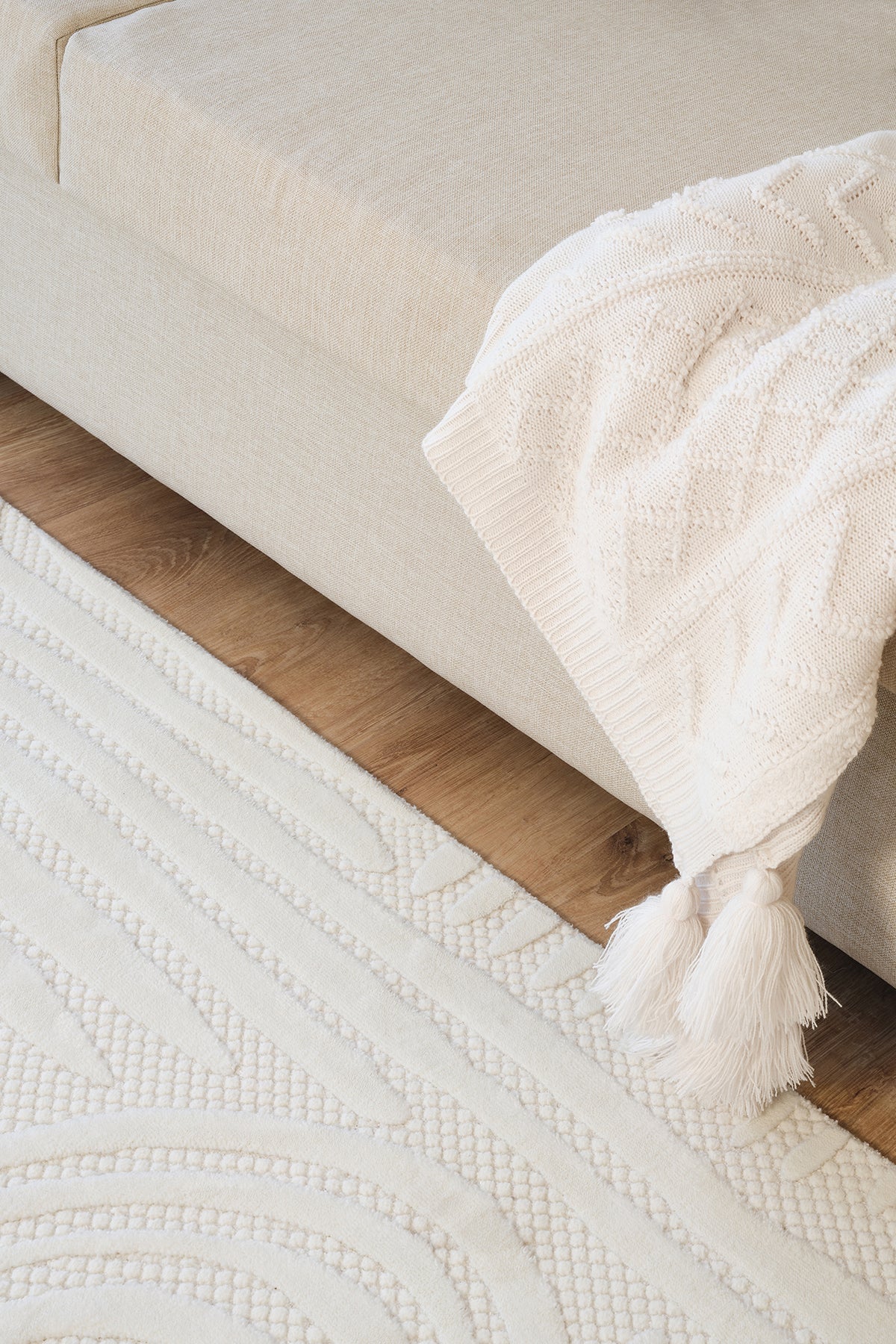 Vola 2906 Soft Textured Modern Living Room Kitchen Hallway Rug, Cream, Dust-Free Machine-Made Carpet