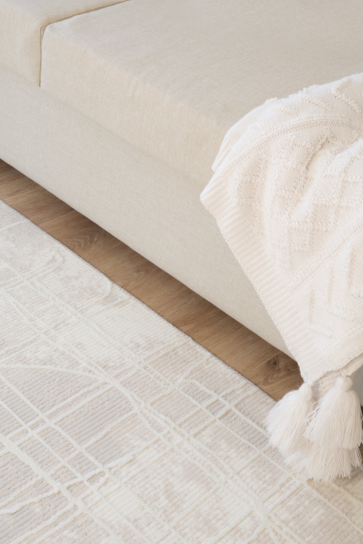 Vola 2909 Soft Textured Modern Living Room Kitchen Hallway Rug, Cream, Dust-Free Machine-Made Carpet